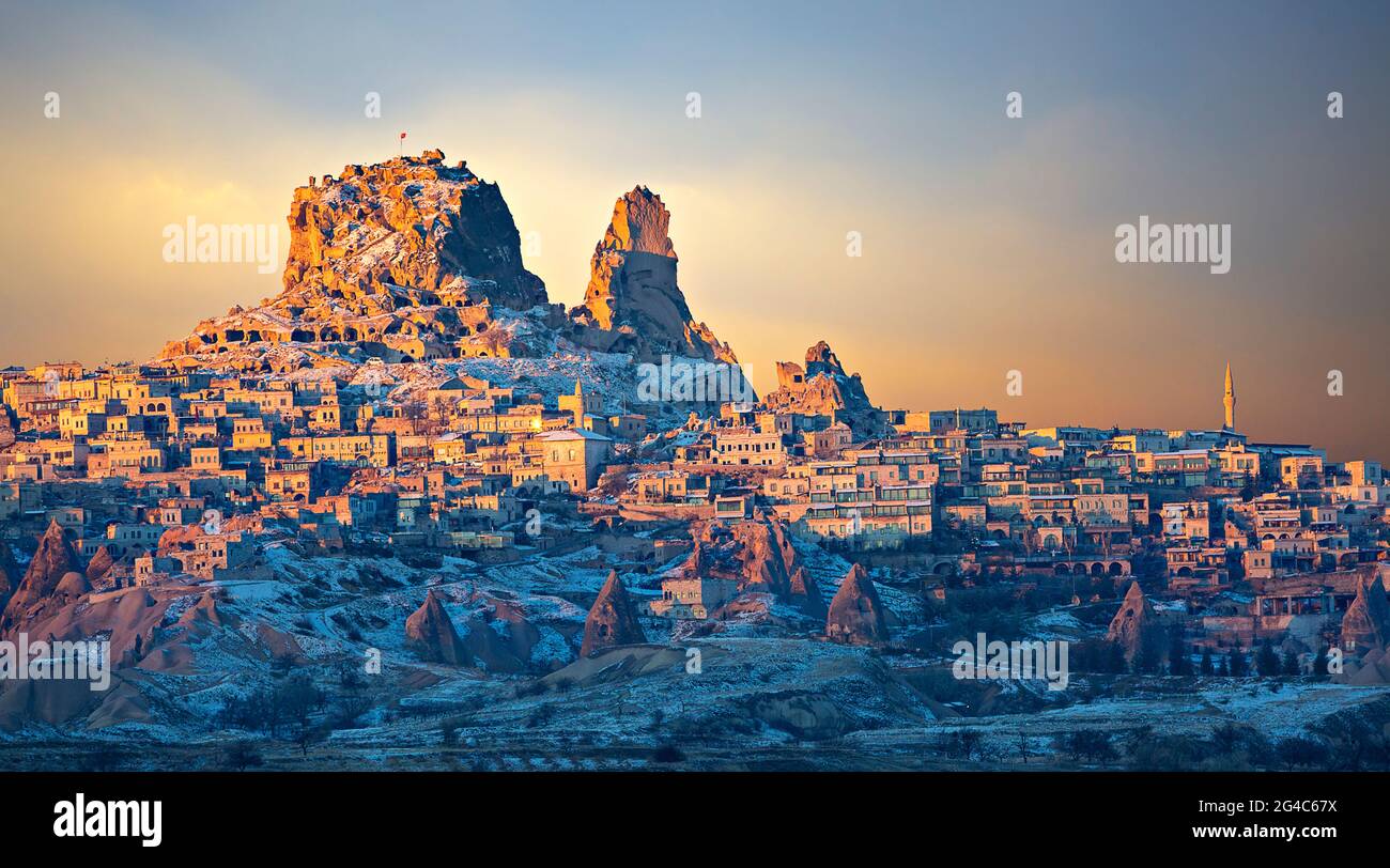 Ville d'Uchisar au lever du soleil, Cappadoce, Turquie Banque D'Images