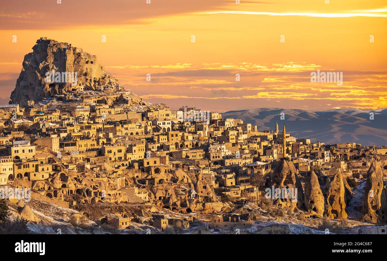 Ville d'Uchisar au lever du soleil, Cappadoce, Turquie Banque D'Images