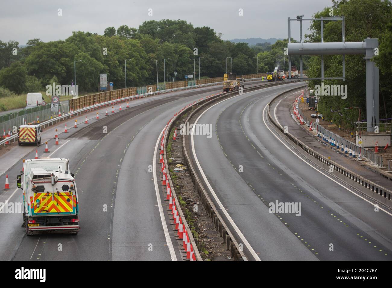 Datchet, Royaume-Uni. 20 juin 2021. Les travaux de Highways England pour convertir la M4 en autoroute intelligente sont illustrés entre les jonctions 5 et 6 lors d'une fermeture de week-end. Toutes les autoroutes à voie de circulation, y compris celles telles que la M4 actuellement en construction, auront besoin de la technologie radar pour détecter les voitures à l'arrêt. Crédit : Mark Kerrison/Alamy Live News Banque D'Images