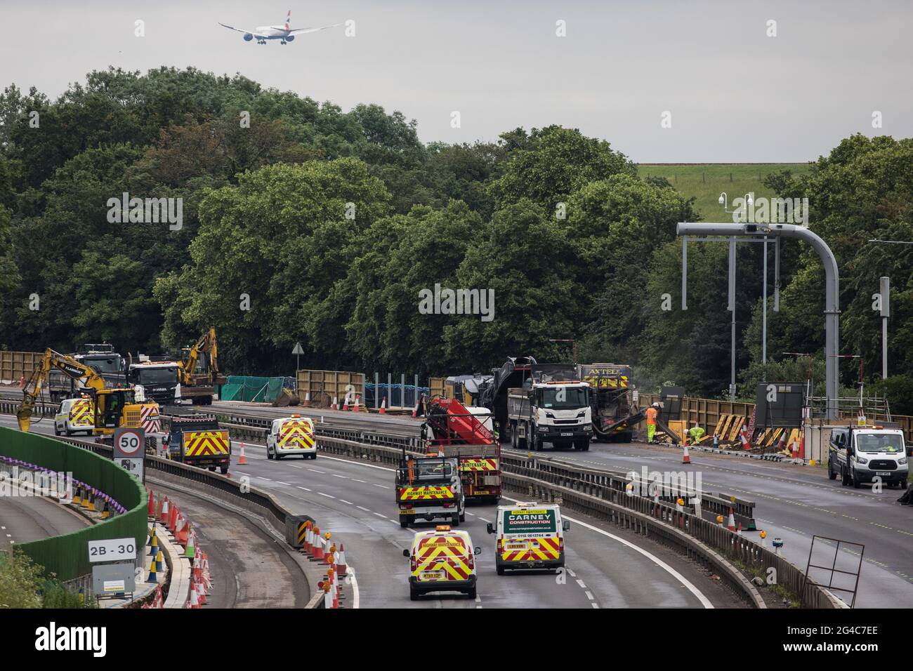 Datchet, Royaume-Uni. 20 juin 2021. Les travaux de Highways England pour convertir la M4 en autoroute intelligente sont illustrés entre les jonctions 5 et 6 lors d'une fermeture de week-end. Toutes les autoroutes à voie de circulation, y compris celles telles que la M4 actuellement en construction, auront besoin de la technologie radar pour détecter les voitures à l'arrêt. Crédit : Mark Kerrison/Alamy Live News Banque D'Images