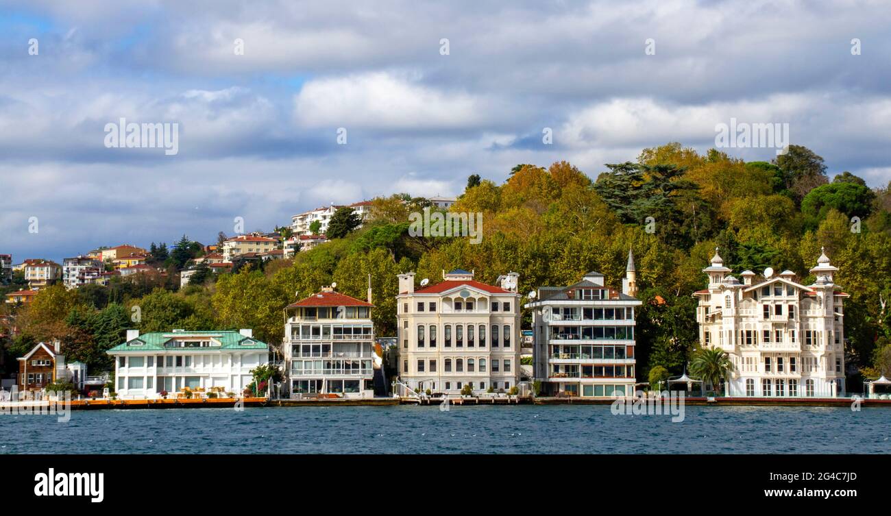 Vue sur les maisons le long du Bosphore à Istanbul, Turquie Banque D'Images