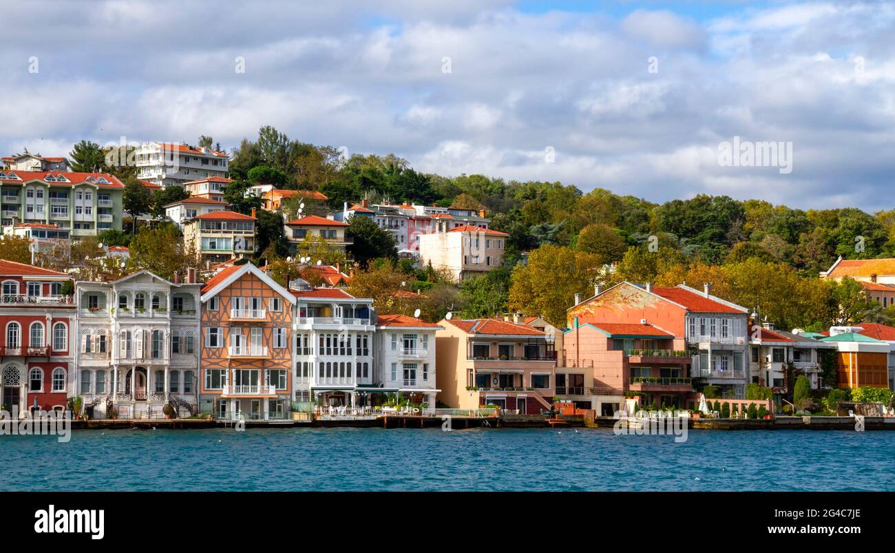 Vue sur les maisons le long du Bosphore à Istanbul, Turquie Banque D'Images