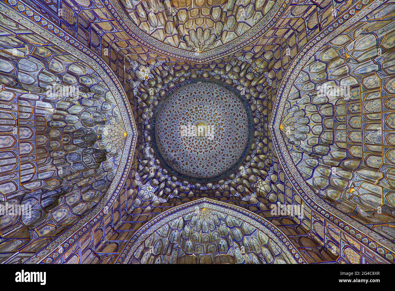 Plafond carrelé du mausolée dans le cimetière historique de Shahi Zinda à Samarkand, Ouzbékistan Banque D'Images