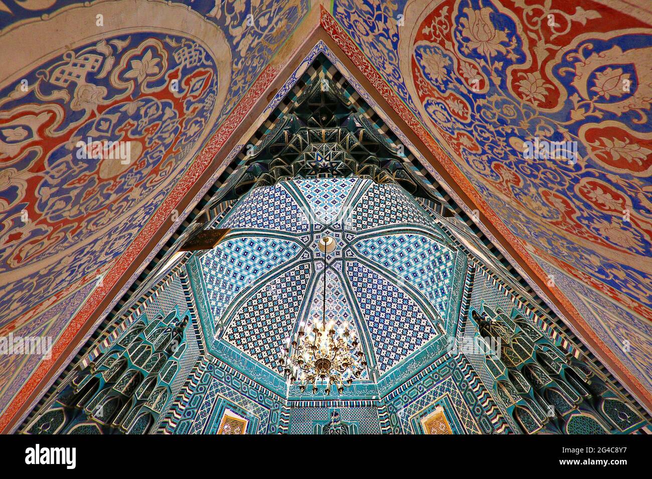 Plafond carrelé du mausolée dans le cimetière historique de Shahi Zinda à Samarkand, Ouzbékistan Banque D'Images