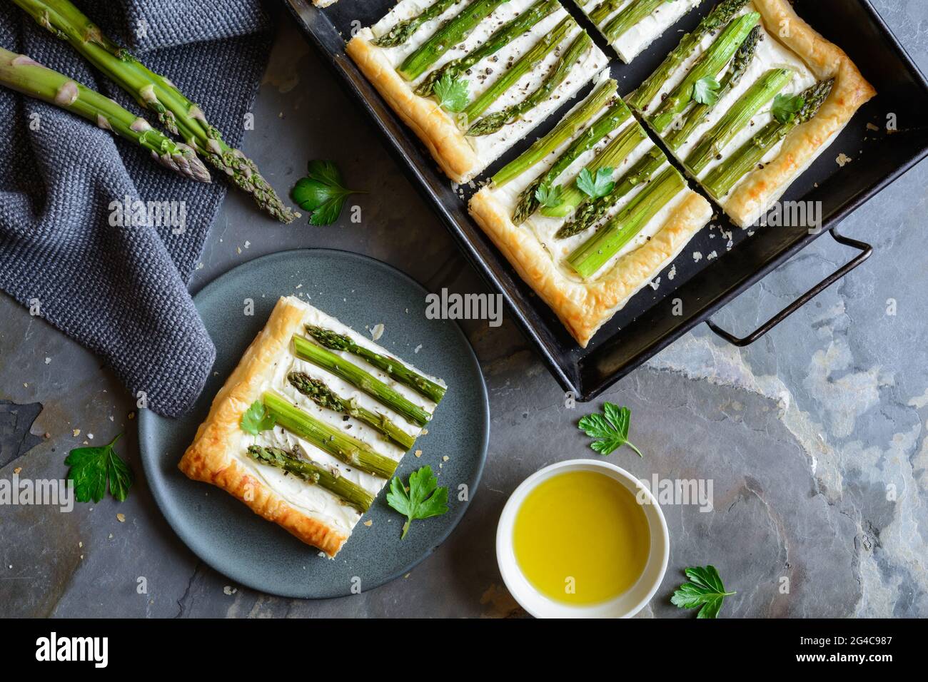 Tarte à la pâte feuilletée aux asperges végétariennes et au fromage à