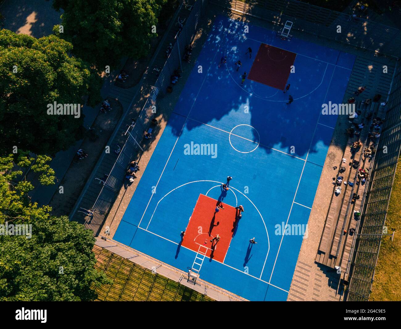 vue de dessus du terrain de basket-ball de rue jouant à un match à l'extérieur Banque D'Images