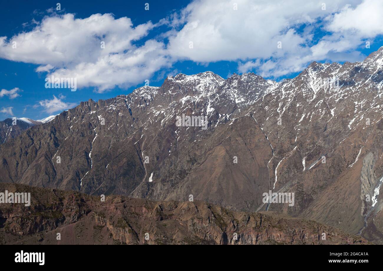 Paysage de montagne du Caucase. Les sommets rocheux enneigés sont sous le ciel bleu par temps ensoleillé. Municipalité de Kazbegi, Géorgie Banque D'Images