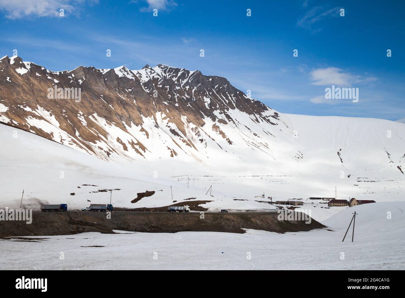 Paysage de montagne du Caucase. Route militaire géorgienne. Gudauri, Géorgie Banque D'Images