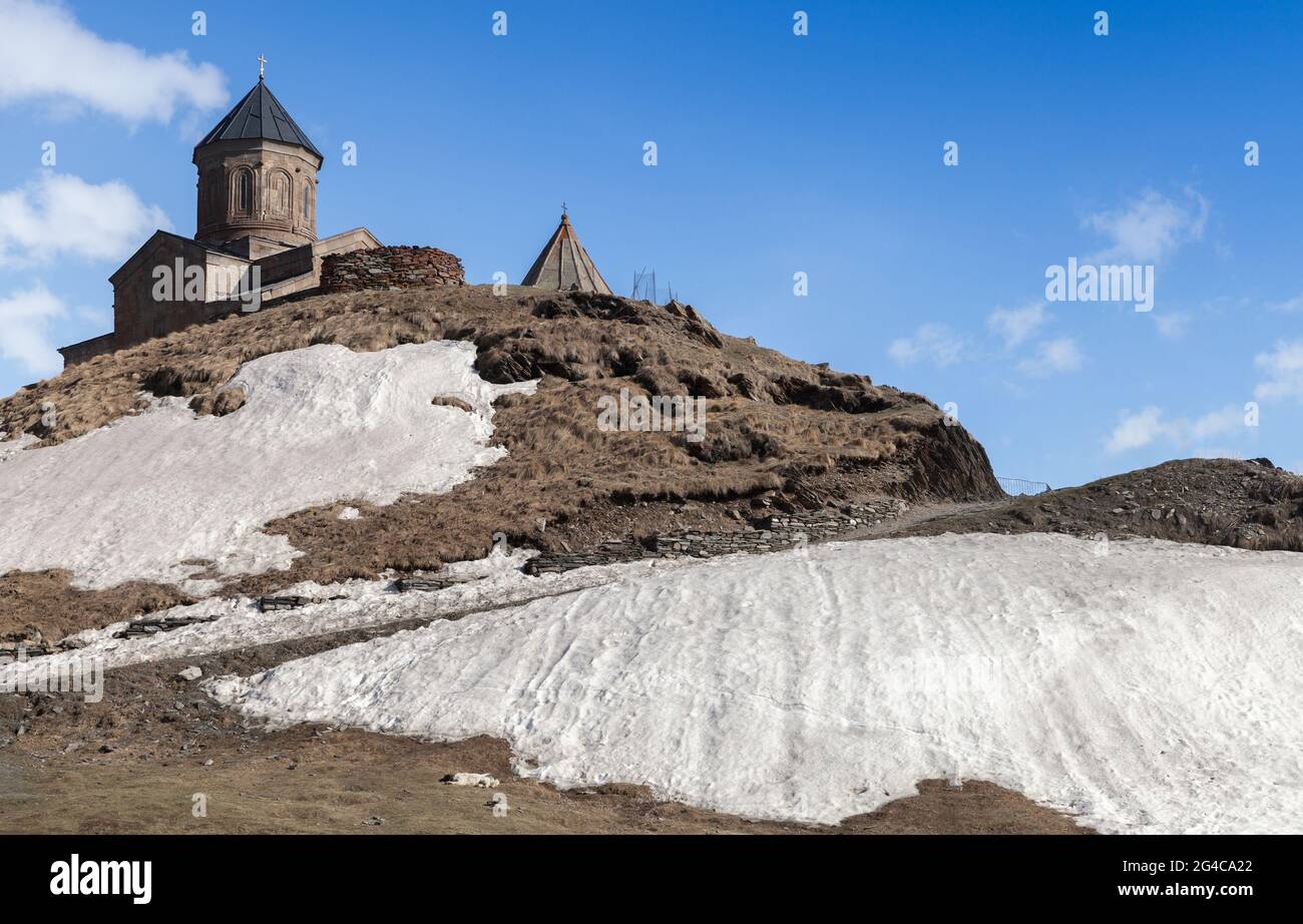 Église de la Trinité de Gergeti ou Église de la Sainte Trinité près du village de Gergeti en Géorgie. L'église est située sur la rive droite de la rivière Chkheri un Banque D'Images