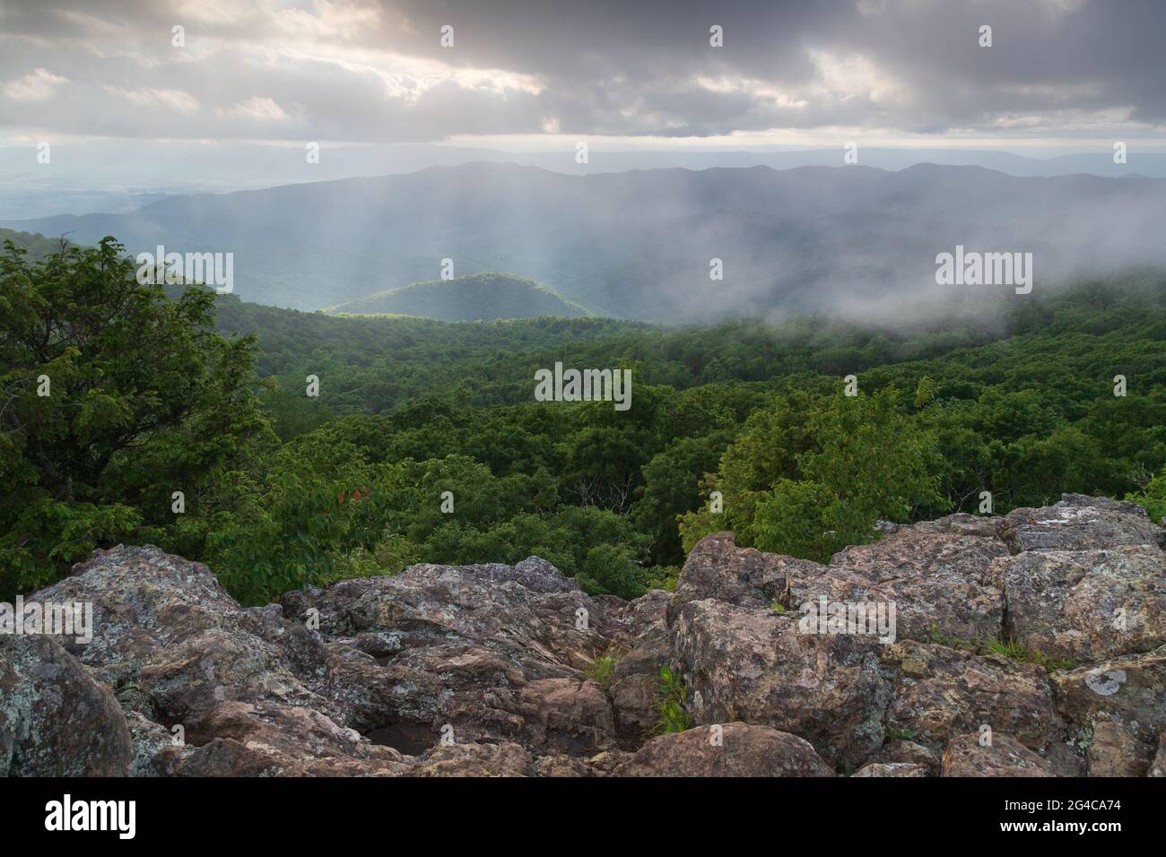 Les rayons de lumière du soleil couchant brillent à travers les nuages au-dessus des Appalaches dans le parc national de Shenandoah, Virginie, États-Unis Banque D'Images