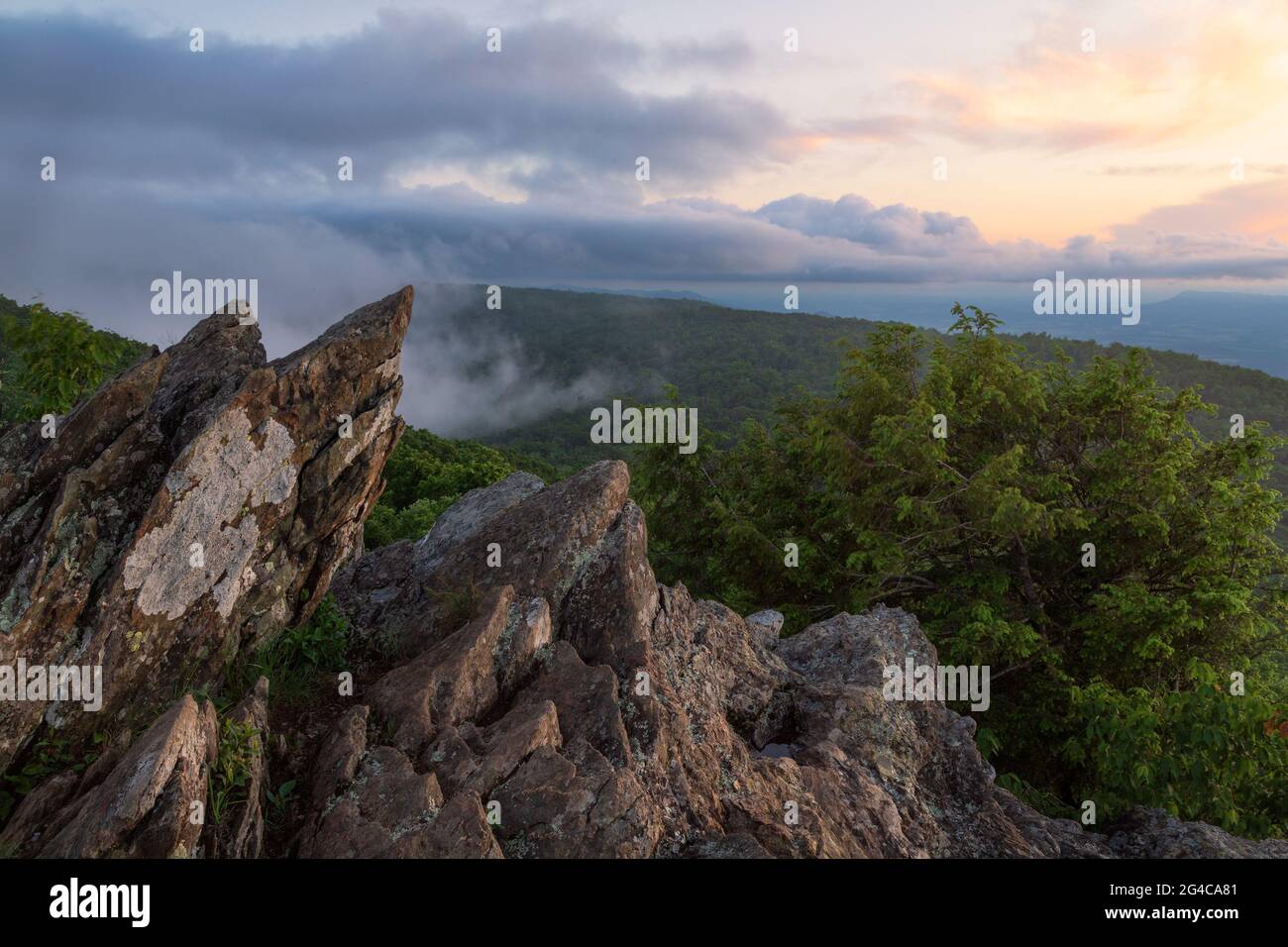 Coucher de soleil coloré depuis le sommet des Appalaches dans le parc national de Shenandoah, en Virginie, aux États-Unis Banque D'Images