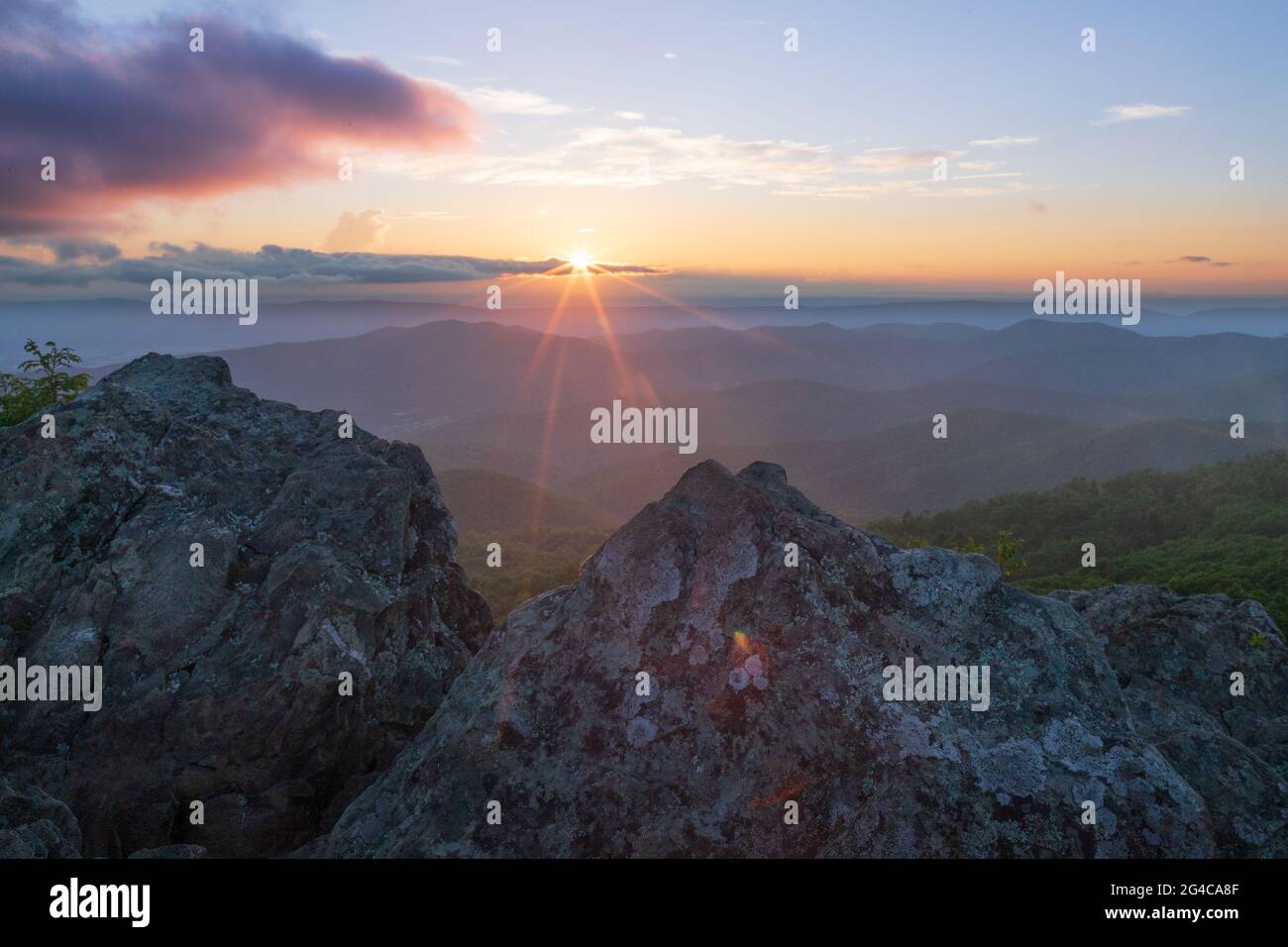 Coucher de soleil coloré depuis le sommet des Appalaches dans le parc national de Shenandoah, en Virginie, aux États-Unis Banque D'Images