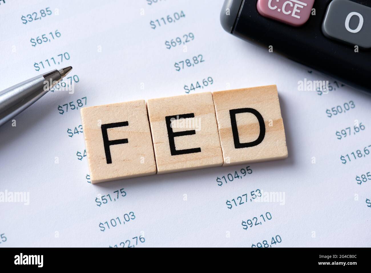MOT FED avec calculatrice sur bureau, données économiques, concept de banque centrale américaine Banque D'Images