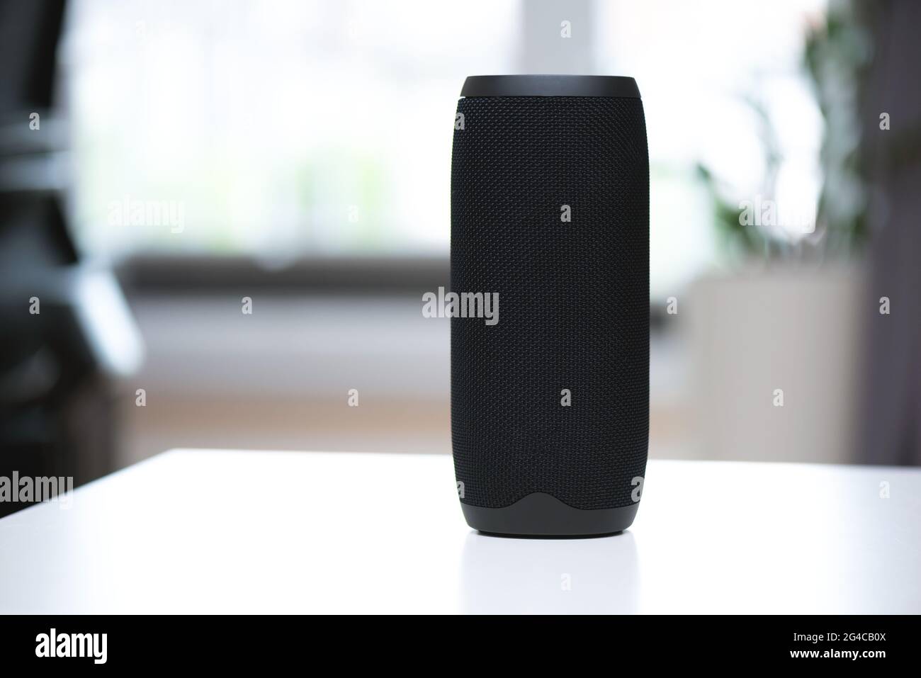 Haut-parleur intelligent sur table. Appareil domestique intelligent moderne, assistant intelligent Banque D'Images