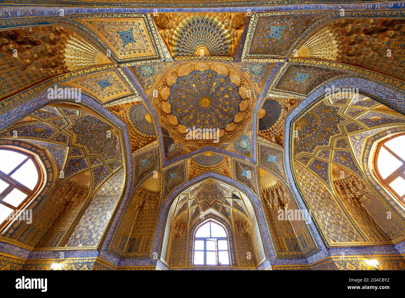 Plafond et éléments architecturaux du mausolée Aksaray à Samarkand, en Ouzbékistan Banque D'Images