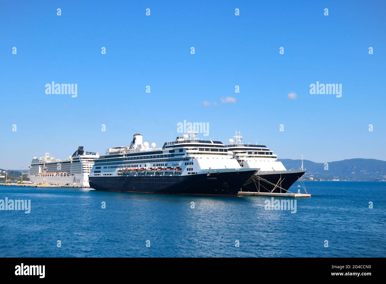 Un bateau de croisière dans la mer Banque D'Images