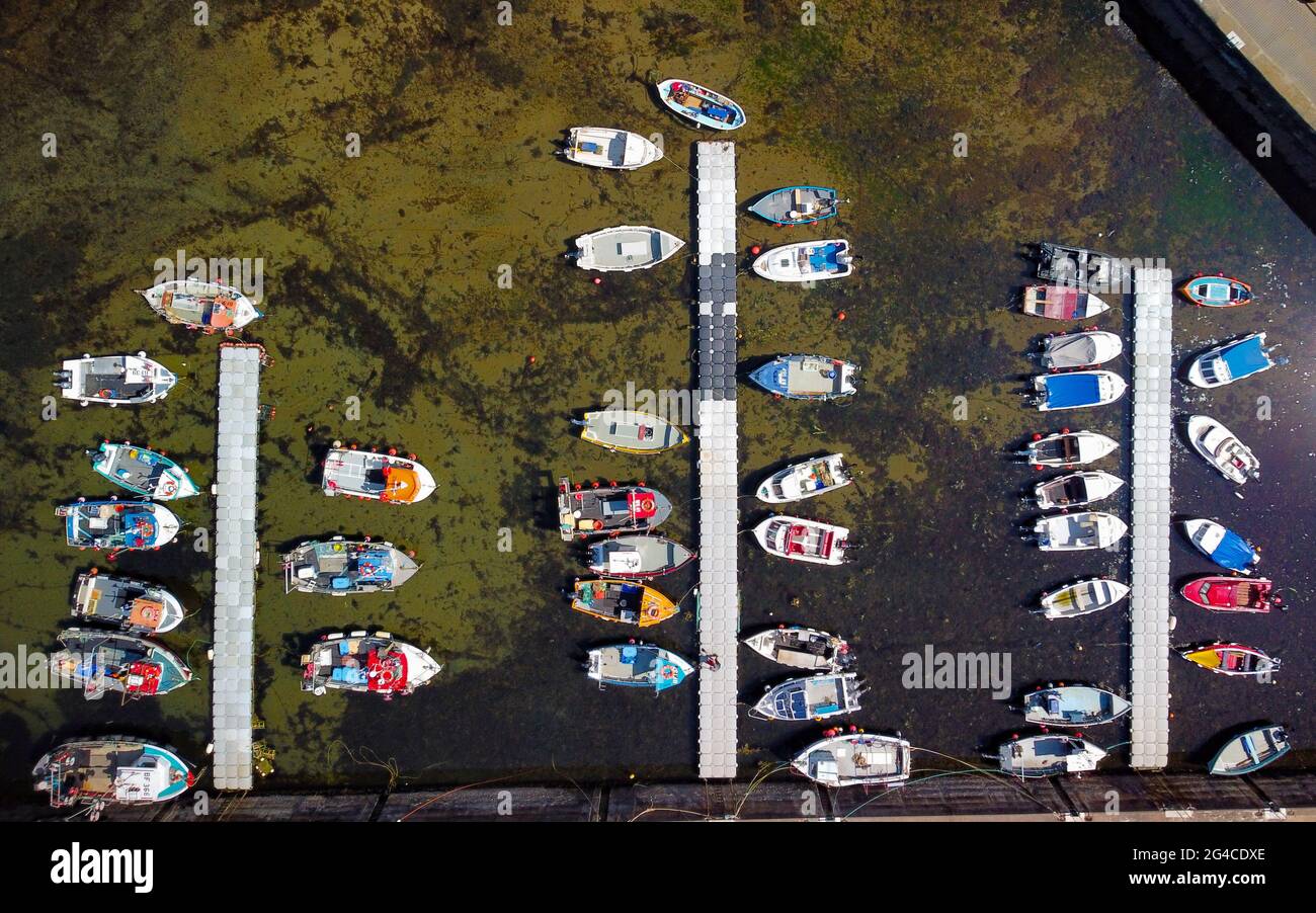 Vue aérienne depuis un drone de bateaux de pêche dans le port du village historique de Gardenstown sur la côte de Moray firth à Aberdeenshire, Écosse, Royaume-Uni Banque D'Images