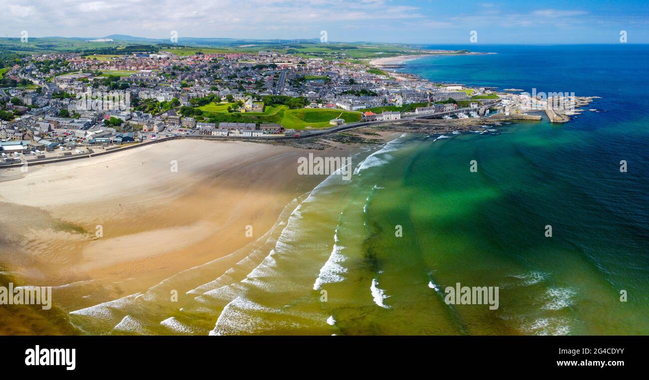 Vue aérienne depuis un drone de la plage et du littoral à Banff sur la côte Moray Firth à Aberdeenshire, en Écosse, au Royaume-Uni Banque D'Images