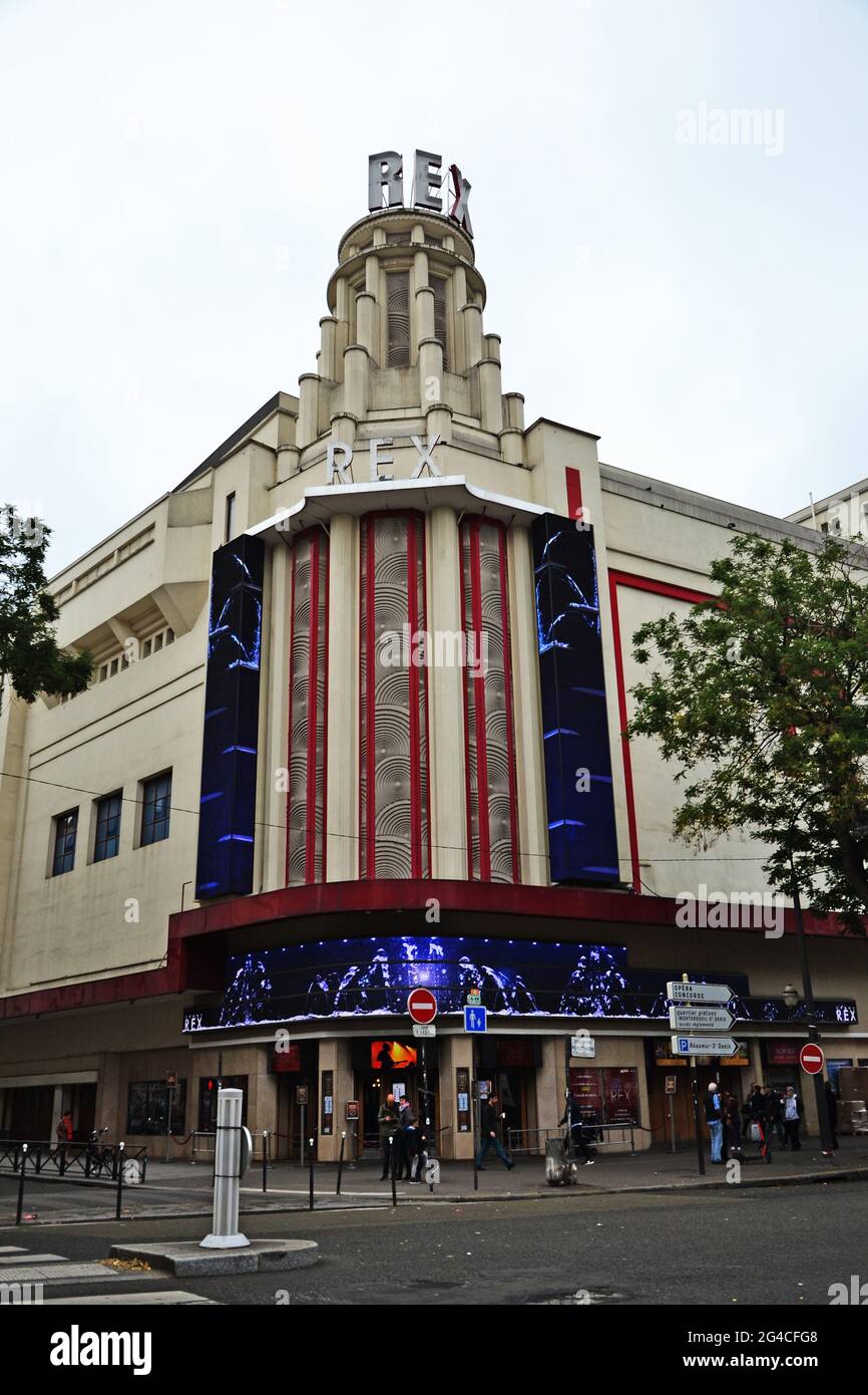 Paris, France - 25 octobre 2019 : vue sur le cinéma 'le grand Rex' depuis la rue. Cet endroit est très célèbre, et il y a aussi du théâtre. Banque D'Images