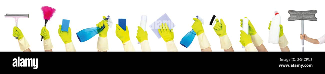 Concept de nettoyage de ressort. Vue de dessus de la main dans des gants en caoutchouc jaune contenant différents produits de nettoyage. Le concept de service de nettoyage Banque D'Images