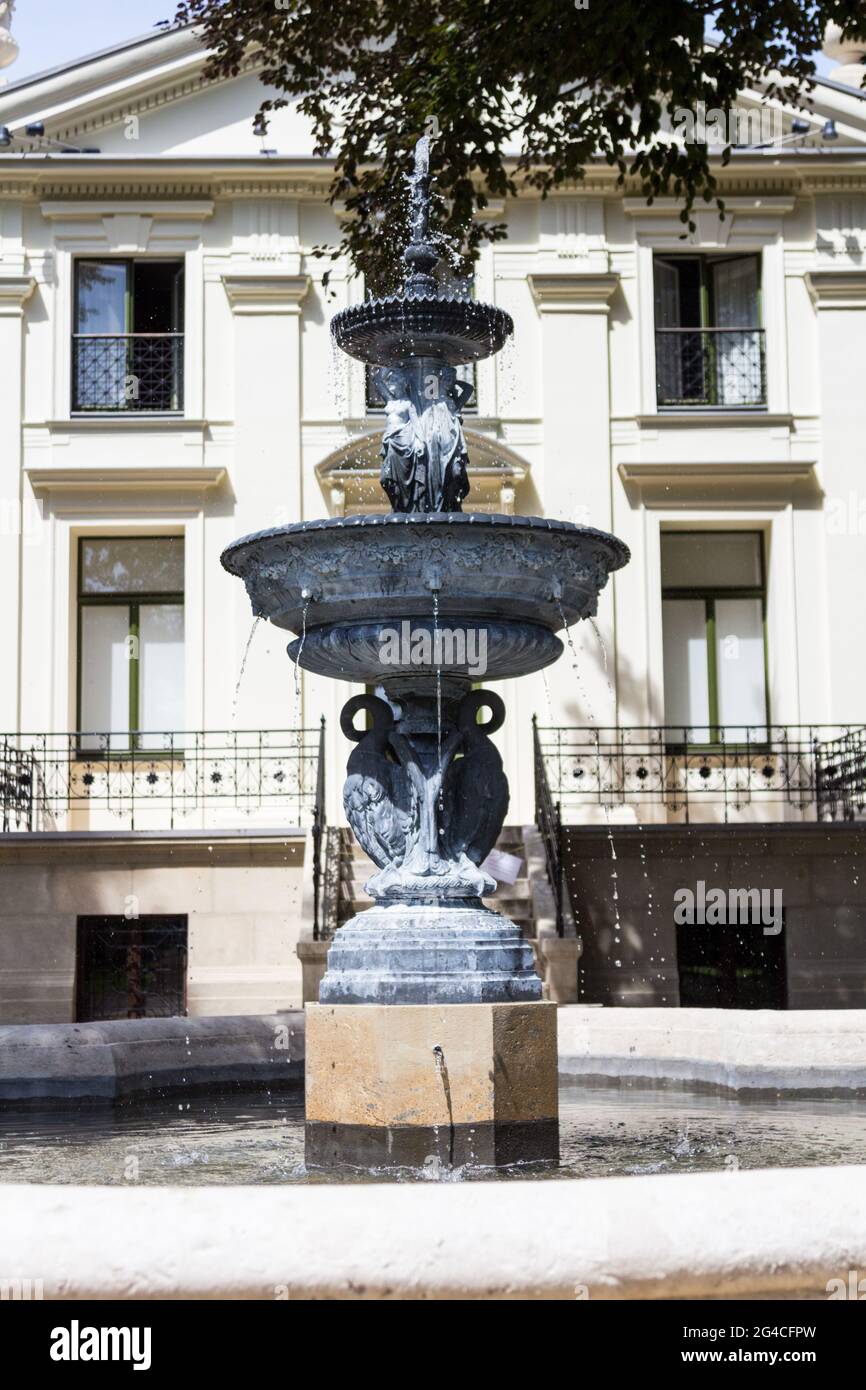 Fontaine et piscine dans le jardin de la villa Lenck, construite en 1890, Sopron, Hongrie Banque D'Images