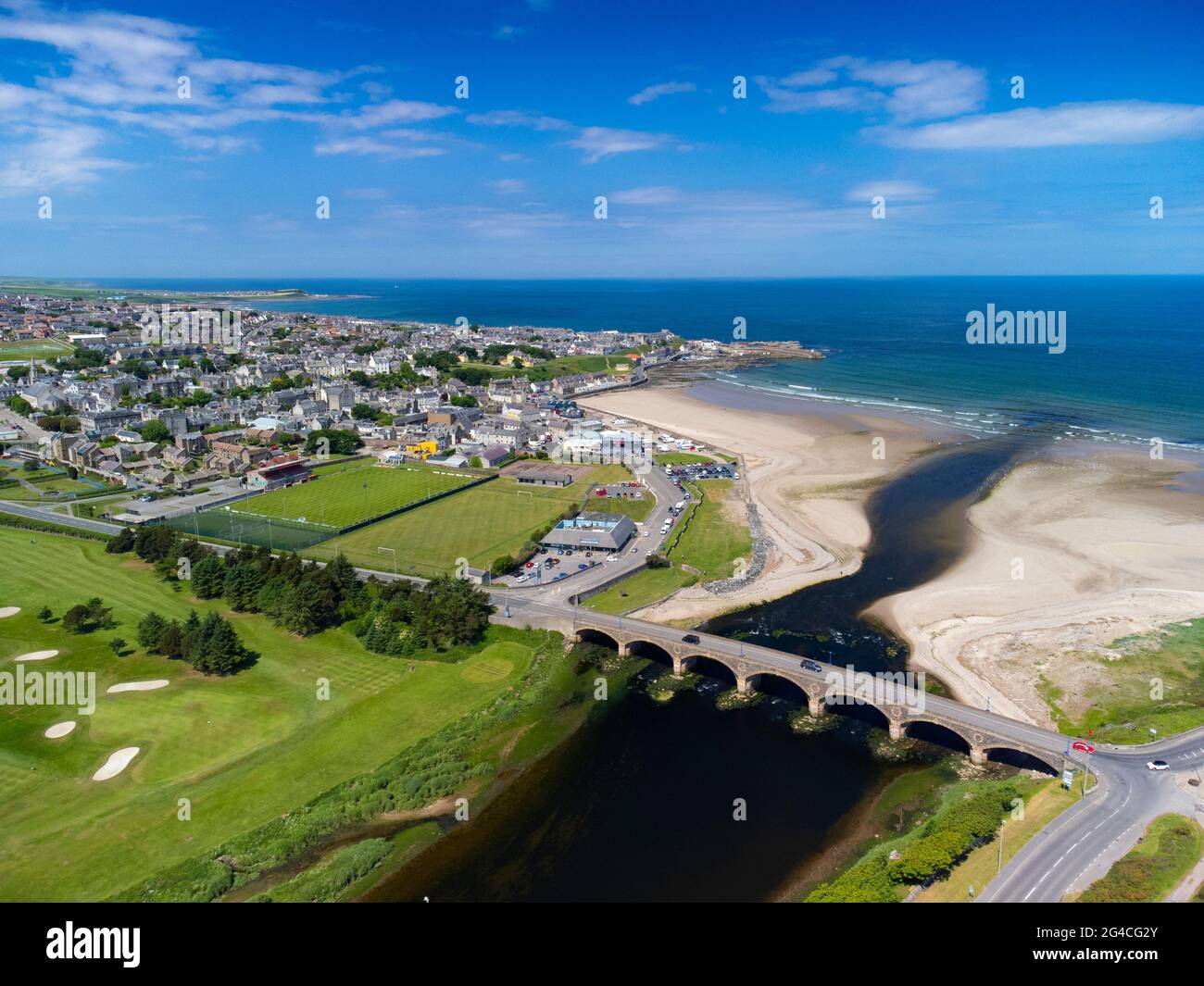 Vue aérienne depuis le drone de Banff sur la côte de Moray Firth dans l'Aberdeenshire, en Écosse, au Royaume-Uni Banque D'Images