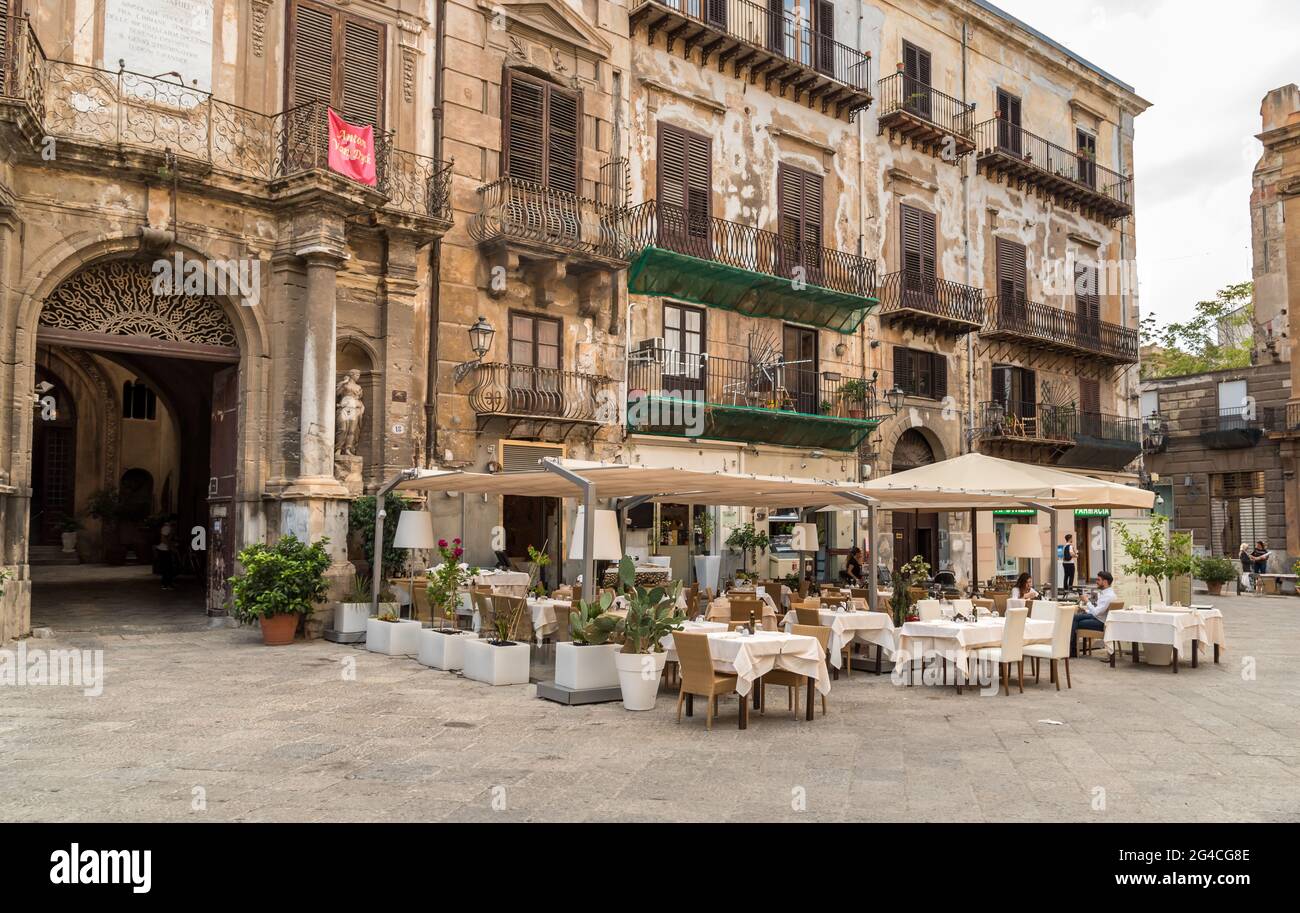 Palerme, Sicile, Italie - 6 octobre 2017 : place de la Bologni avec palais Alliata Villafranca et bar en plein air dans le centre historique de Palerme, Sicile, IT Banque D'Images