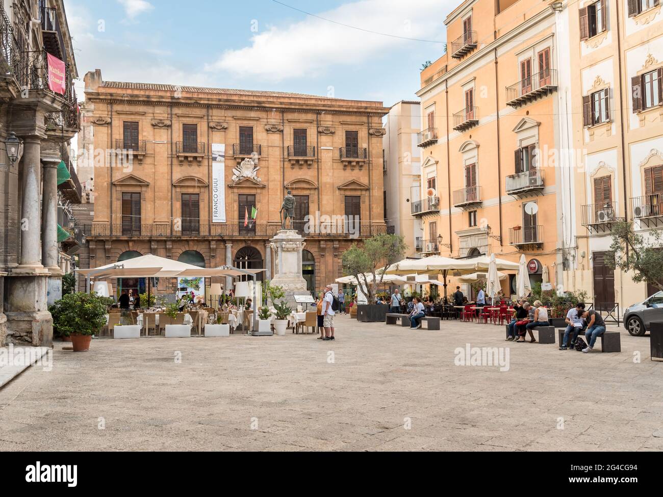 Palerme, Sicile, Italie - 6 octobre 2017 : place de la Bologni avec bar en plein air dans le centre historique de Palerme, Sicile, Italie Banque D'Images