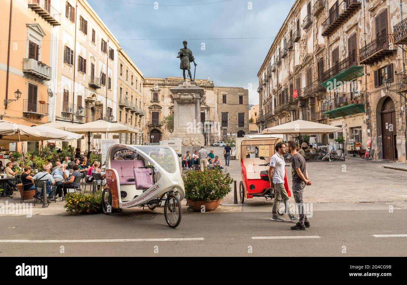 Palerme, Sicile, Italie - 6 octobre 2017 : la statue de Charles V est un monument de Palerme situé sur la place Bologni, près du palais Alliata Villafranca. Banque D'Images