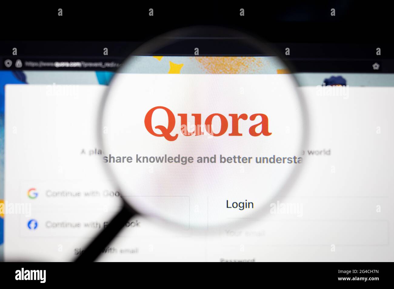 Logo de la société Quora sur un site Web vu sur un écran d'ordinateur à travers une loupe. Banque D'Images