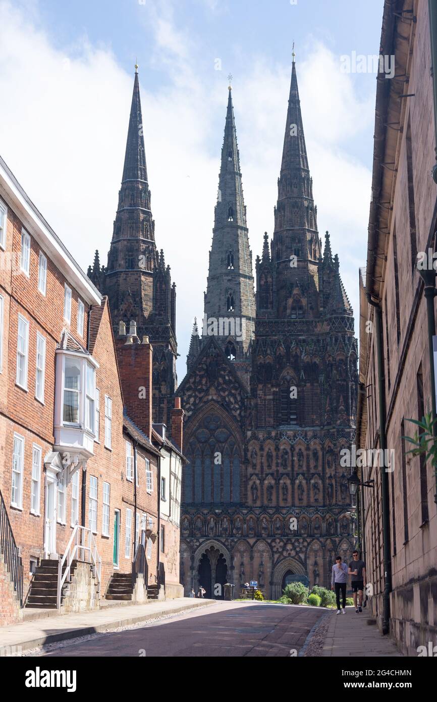 Façade ouest de la cathédrale de Lichfield depuis la fermeture, Lichfield, Staffordshire, Angleterre, Royaume-Uni Banque D'Images