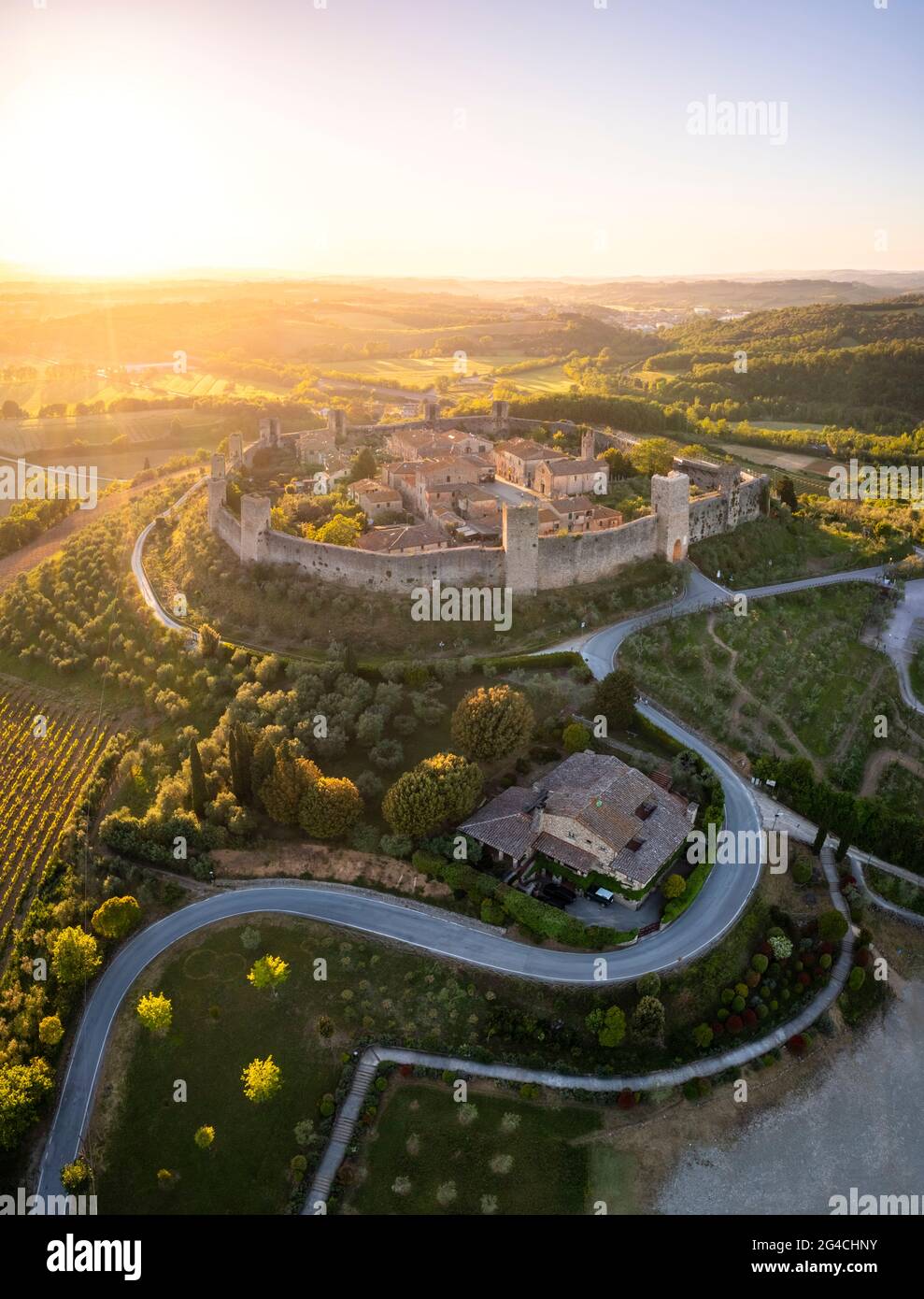 Vue aérienne de la ville médiévale de Monteriggioni au coucher du soleil. Monteriggioni, quartier de Sienne, Toscane, Italie. Banque D'Images