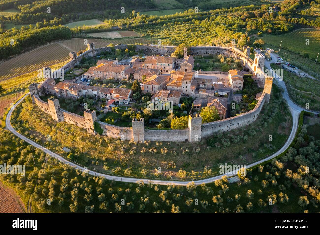 Vue aérienne de la ville médiévale de Monteriggioni au coucher du soleil. Monteriggioni, quartier de Sienne, Toscane, Italie. Banque D'Images