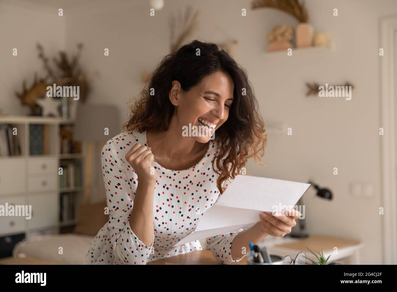 Une femme surjoyeuse lisant la lettre, célébrant le succès, a reçu de bonnes nouvelles inattendues Banque D'Images