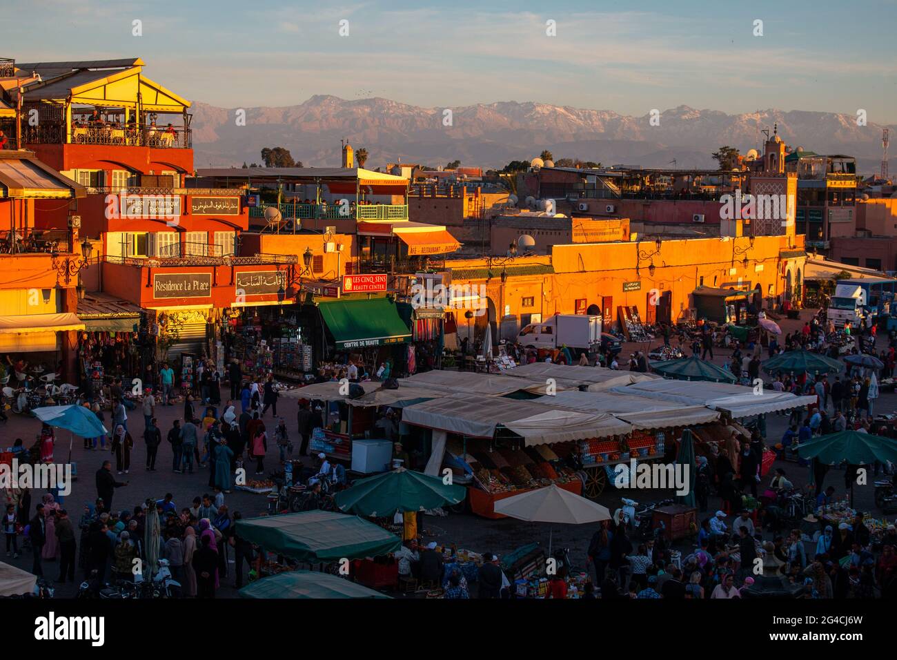 Soirée de foule sur la place Jemaa el-Fna, Marrakech, Maroc, 15 avril 2016 Banque D'Images