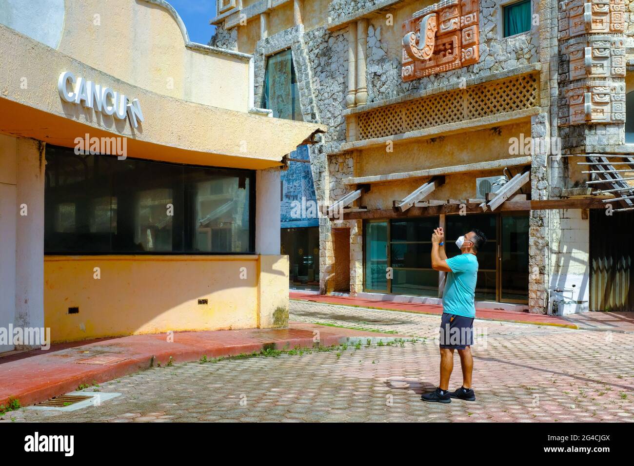 Photos touristiques bâtiments abandonnés dans une rue vide à Cancun, Mexique. La ville touristique mexicaine a été économiquement dévastée par la pandémie de Covid-19. De nombreuses entreprises de restauration aux touristes n'ont pas pu survivre aux restrictions sanitaires et à la forte baisse du tourisme. Banque D'Images