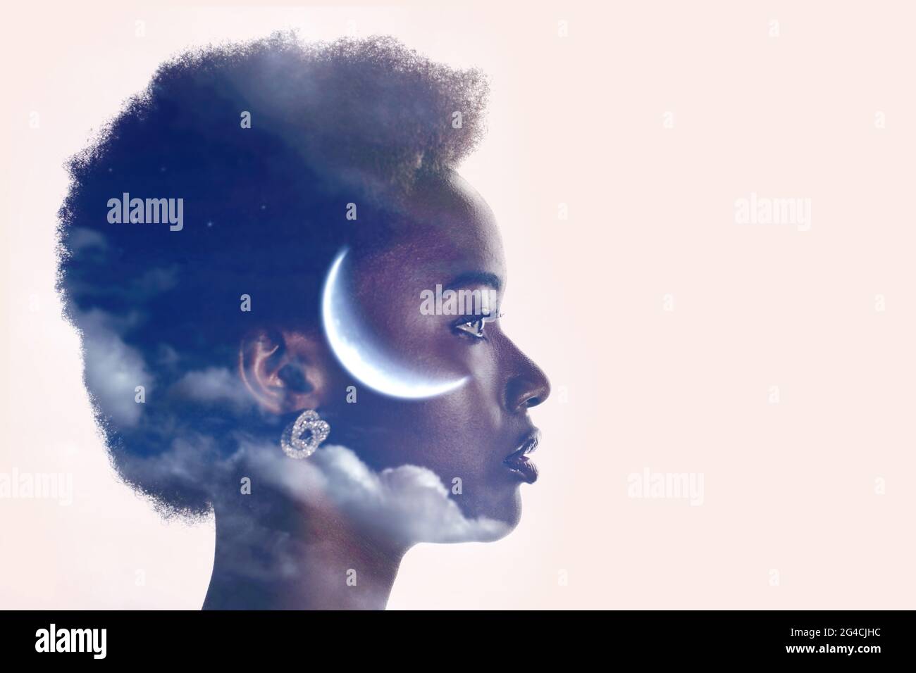 Portrait de silhouette de femme noire afro-américaine avec lune et nuages dans sa tête. Concept du sommeil et des cycles menstruels. Banque D'Images