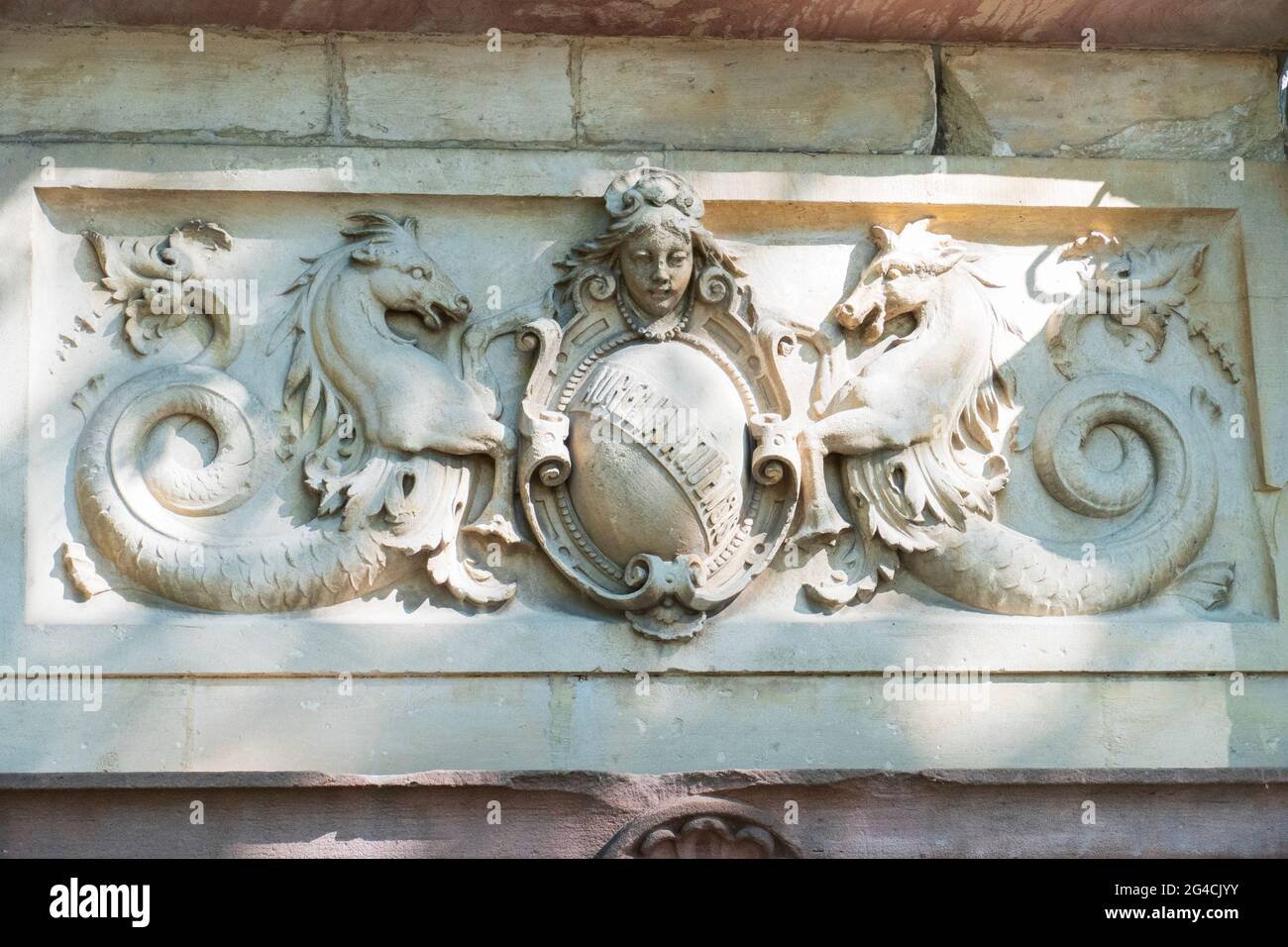Kelpie relief am historischen, städtischen Wasserwerk von Baden-Baden Banque D'Images