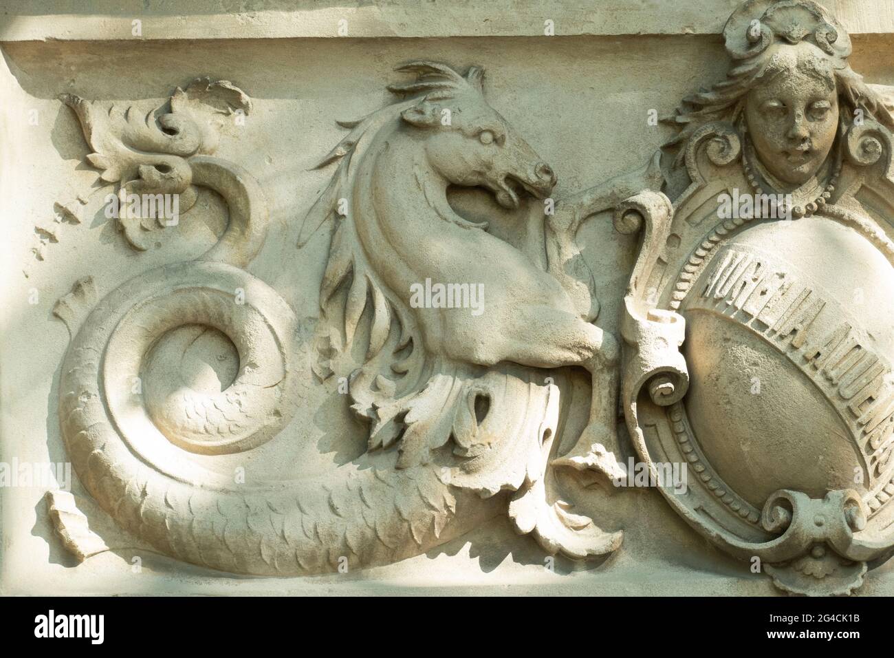 Kelpie relief am historischen, städtischen Wasserwerk von Baden-Baden Banque D'Images