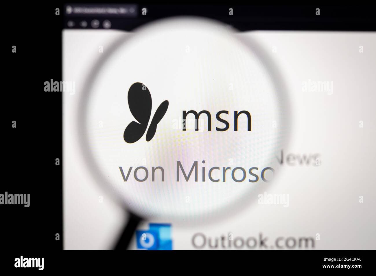 Logo de la société MSN sur un site Web vu sur un écran d'ordinateur à travers une loupe. Banque D'Images
