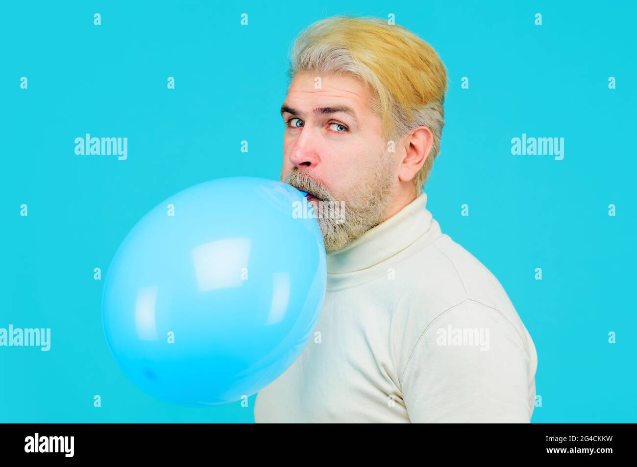 Joyeux Anniversaire Ballon D Air Bleu Soufflant A Barbe Elegant Un Joli Ballonnet Pour Homme Se Prepare A La Fete Photo Stock Alamy Joyeux Anniversaire Ballon D Air Bleu Soufflant A Barbe Elegant Un Joli Ballonnet Pour Homme Se Prepare A La Fete Photo Stock Alamy