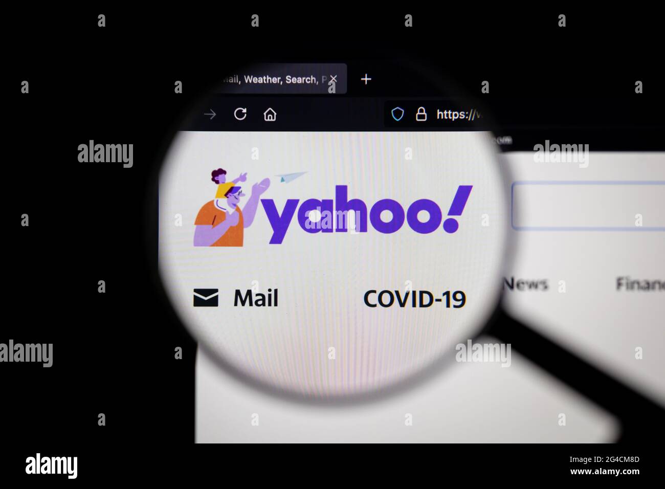 Yahoo! logo de la société sur un site web, vu sur un écran d'ordinateur à travers une loupe. Banque D'Images