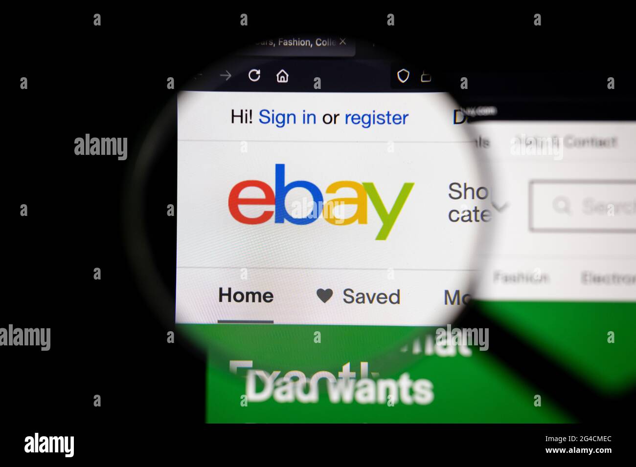 Logo de la compagnie eBay sur un site Web, vu sur un écran d'ordinateur par une loupe. Banque D'Images
