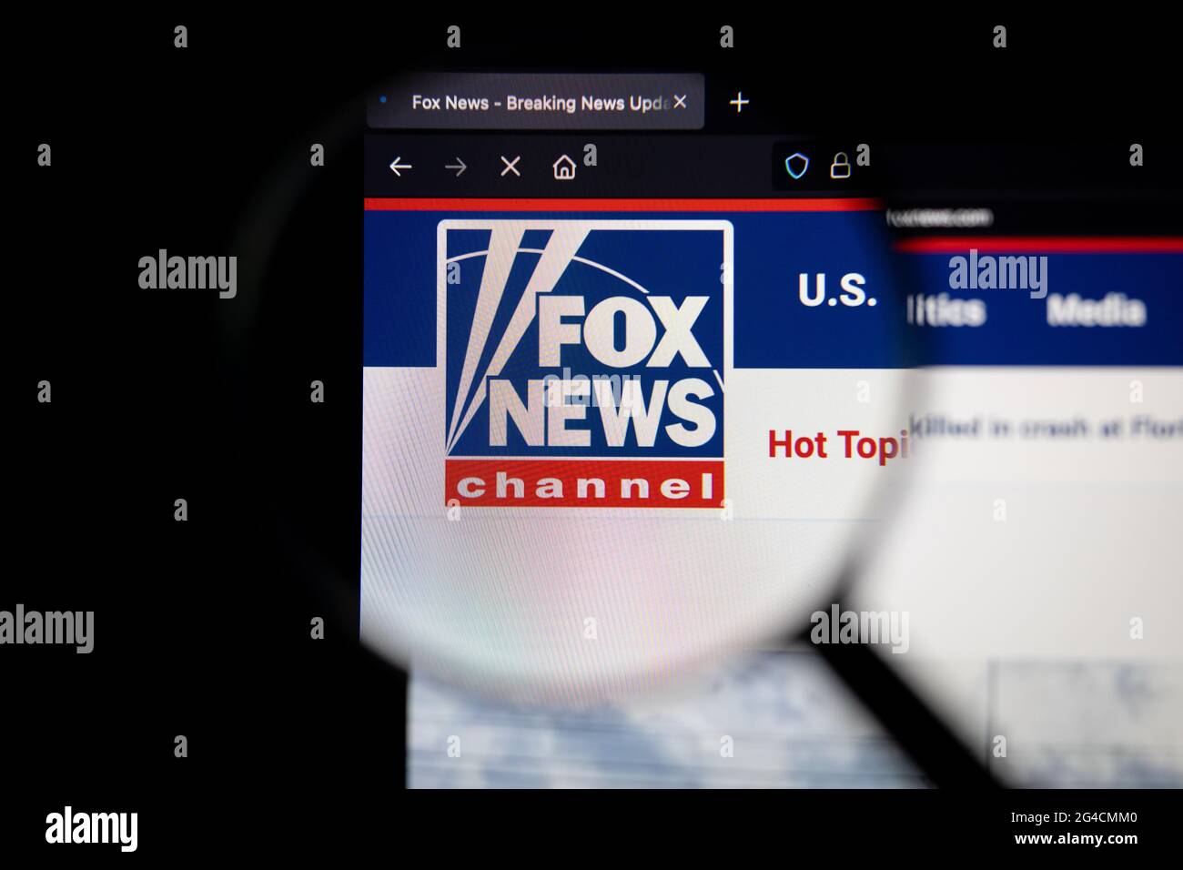 Logo de la société Fox News sur un site Web, vu sur un écran d'ordinateur à travers une loupe. Banque D'Images