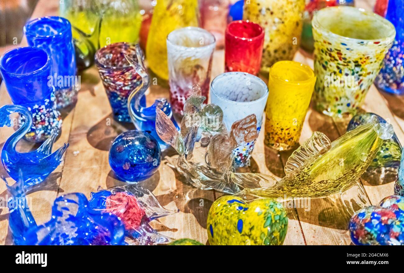 Gobelets en verre de murano coloré traditionnel à vendre à l'île de Murano, Venise, Italie. L'île est une attraction populaire pour les touristes, célèbre pour ses gl Banque D'Images