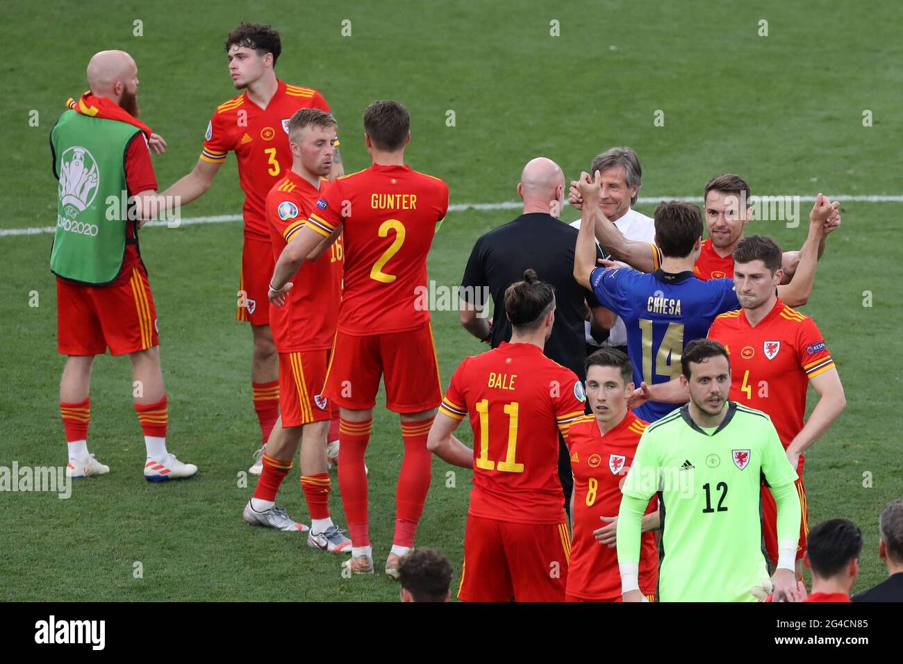 Rome, Italie, 20 juin 2021. Robert page entraîneur en chef du pays de Galles salue Gabriele Oriali Italie Directeur d'équipe en tant que Federico Chiesa d'Italie salue son coéquipier Juventus Aaron Ramsey du pays de Galles après le coup d'envoi final du match de l'UEFA Euro 2020 au Stadio Olimpico, Rome. Le crédit photo devrait se lire: Jonathan Moscrop / Sportimage Banque D'Images