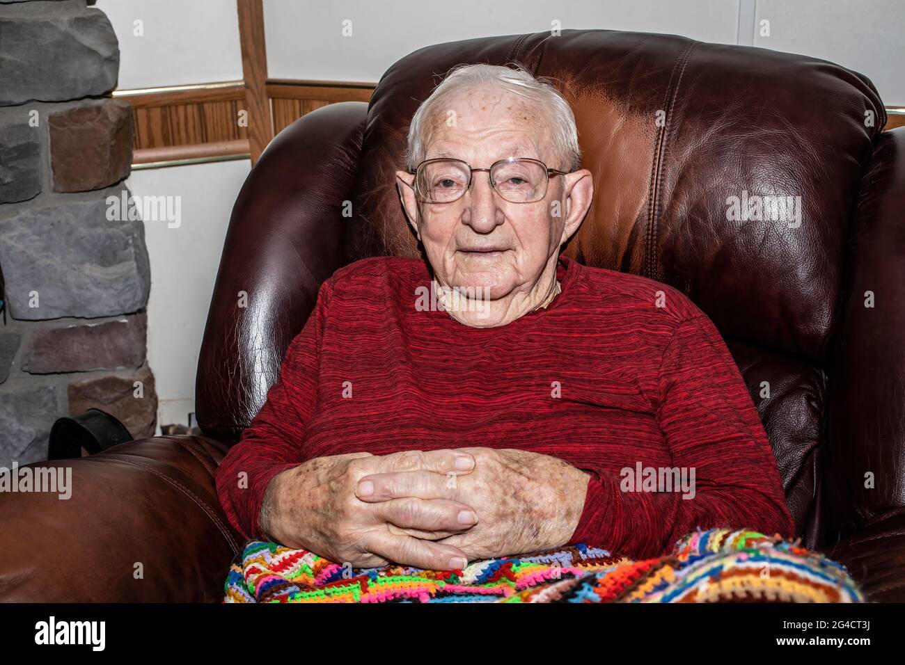 Homme âgé de 97 ans se détendant dans son fauteuil inclinable. Banque D'Images