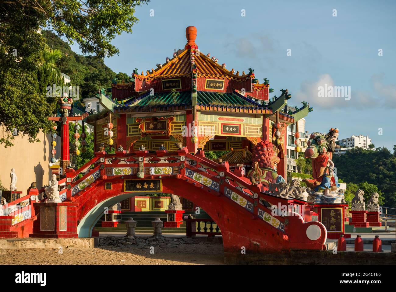 Pagode, statues et pont de la longévité au temple Tin Hau à Repulse Bay, île de Hong Kong Banque D'Images