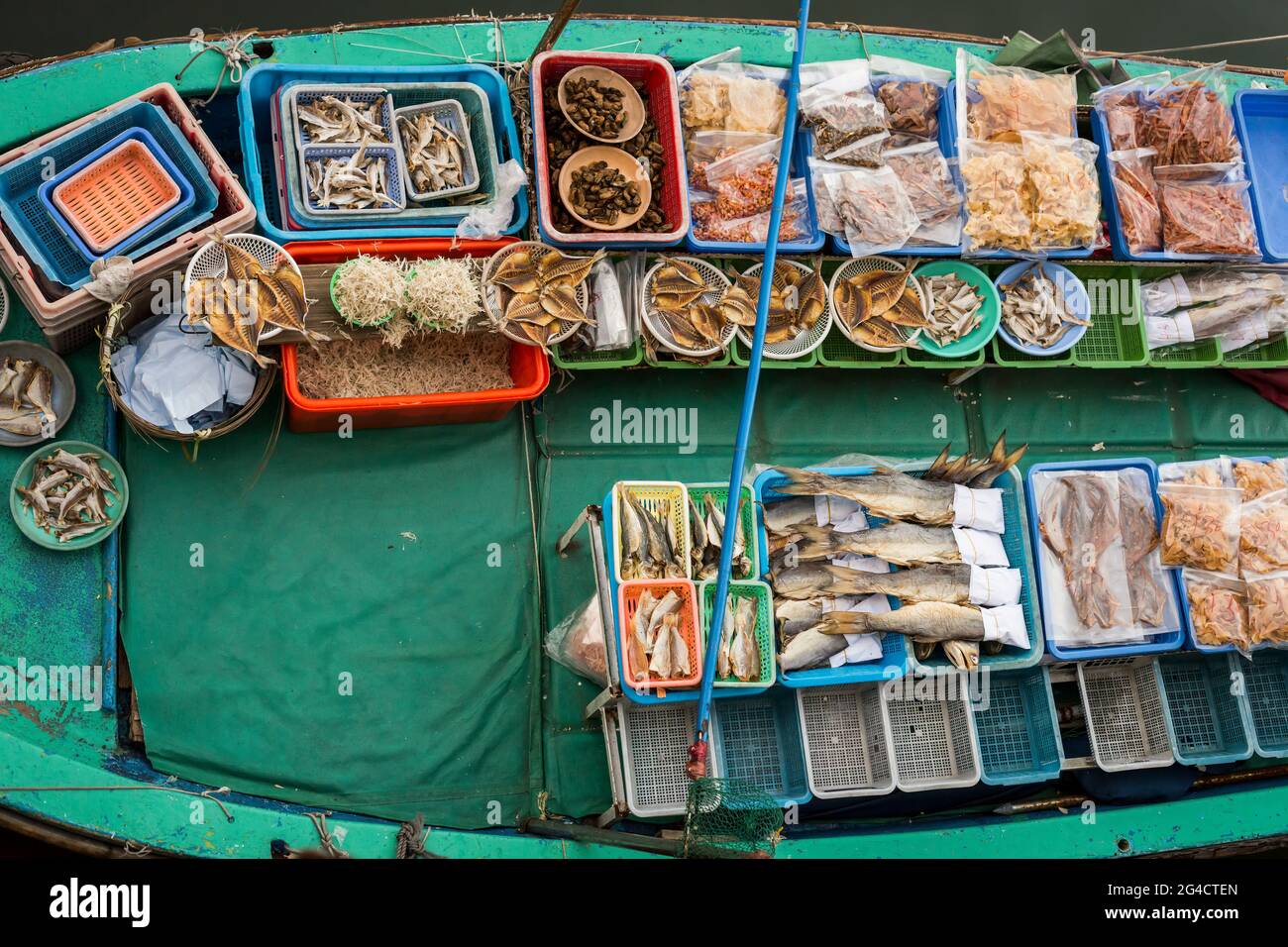 Fruits de mer secs locaux à vendre au public directement à partir du bateau de pêcheur, Sai Kung Waterfront, New Territories, Hong Kong Banque D'Images