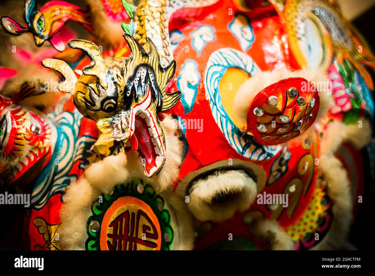 Détail de la tête faite à la main d'un costume de danse du lion utilisé pour des spectacles dans des festivals tels que le nouvel an chinois, Sai Kung, New Territories, Hong Kong Banque D'Images